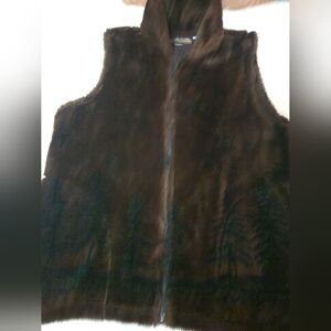 Ladies Cobblestone Canyon plush outdoor scene vest